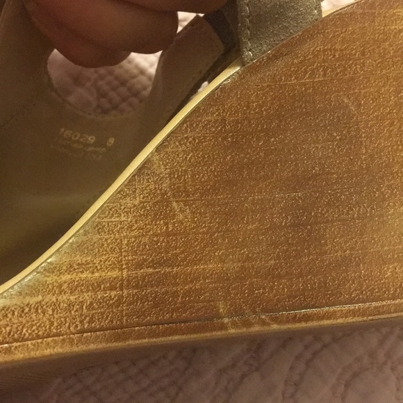 NWT taupe wedge sandals - Picture 4 of 6